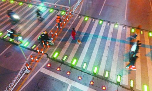 要实现传统照明路杆向智慧路灯杆升级，关键在于选择合适的智慧路灯杆网关。智慧路灯杆可以实现包括智能交通斑马线联动、智慧停车运营管理、智慧灯杆充电等功能的升级。