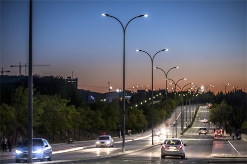 利用智慧路灯杆网关来优化升级路灯管理系统，从而降低道路照明的能源耗损，同时也节约管理成本，智慧路灯杆网关凸显重要优势。