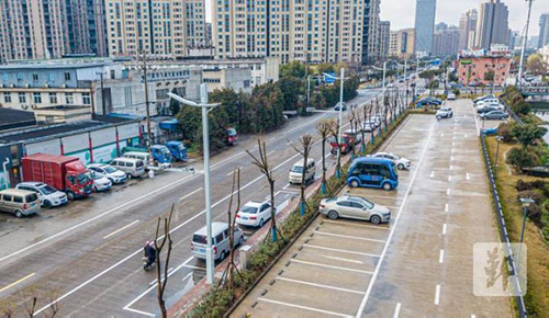 浙江省首条支持辅助驾驶车辆的智慧灯杆示范公路即将建成并投入使用。智慧灯杆整合各类传感器和信号感知，辅助自动驾驶车辆提高定位精准，以及执行智慧照明策略。