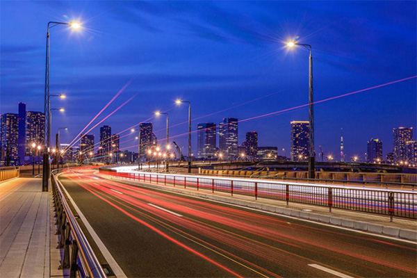 对城市智慧路灯进行智慧节能升级改造，可以采用LED灯+物联网+云平台管理的模式，实现对路灯状态的全面监测、智慧节能、精准控光等丰富功能。