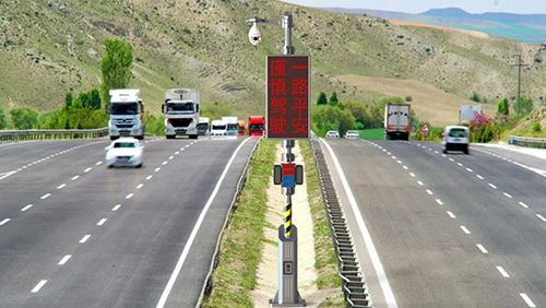 高速路预警柱系统，利用杆载LED屏、环境传感器、广播喇叭、监控摄像等设备，为高速路车辆提供路况监测、路线引导、事件警示等服务。