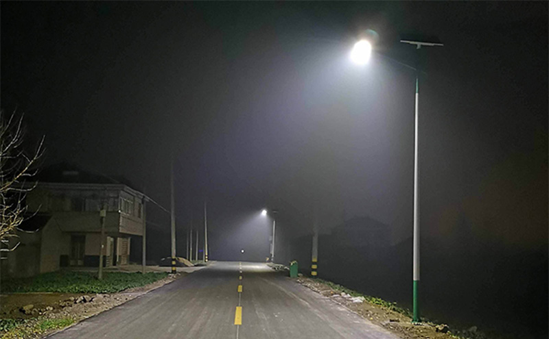 老旧的路灯已经越来越不适应乡村发展的需求，在这里就可以借助智能灯控网关，搭建乡村智慧照明物联网系统，优化照明效率的同时，还实现节能减排。