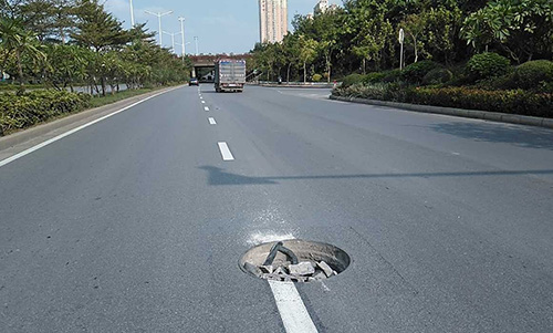 道路井盖可靠性时刻关乎着交通的安全，对井盖实现持续有效的监测和维护，可以借助智慧路灯杆系统，精确感知井盖的位置、运行状态、异常状况，并进行告警提醒。