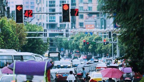 针对十字路口场景，多功能智慧杆可以选择搭载AI摄像头、智能红绿灯、显示屏、环境传感器等设备，实现基于现场车况的智能交通灯调控。