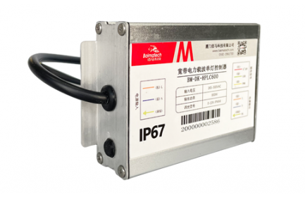 佰马BM-DK-PLC600路灯单/双灯控制器，利用宽带载波通信技术，通过供电线缆进行路灯状态数据采集、集中控制等，实现路灯定时开关、亮度调节、电流电压测量、功率因数计算和故障报警等丰富功能。