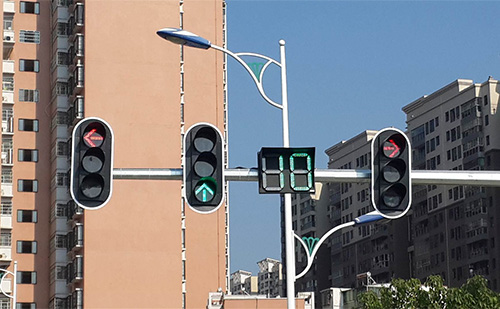 交通拥堵是困扰城市居民的老大难问题，针对化解城区交通拥堵，可以采用基于智慧路灯杆的“智能红绿灯”应用方案，实时自动调整路口信号灯的放行时间，提升行车效率。
