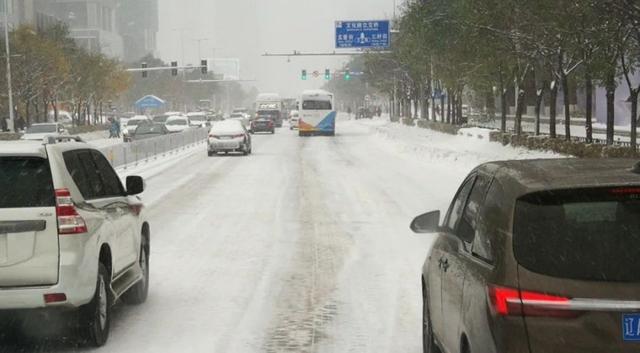 智慧路灯杆是现代城市不可或缺的智能基础设施，适用于雪天道路场景需求，可实现诸如雪天路面结冰监测、交通安全提示、事故告警定位等应用