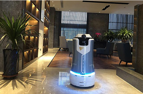 智能机器人在酒店中已经越来越常见，但仍然面临着一些通信、组网和在线管理方面的痛点。可以通过部署微型5G网关，提高通信能力和在线管控效率，实现更高效的服务和管理。