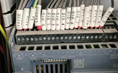 工业数据采集网关对接PLC设备的数量受到硬件性能、通信协议和网络带宽等多方面的限制。为了提升对接设备数量，可以通过提升硬件配置、优化通信协议、分布式部署以及引入边缘计算等多种策略进行优化，从而满足大规模工业现场的数据采集需求。