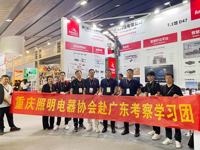 与重庆协会领导合影.jpg