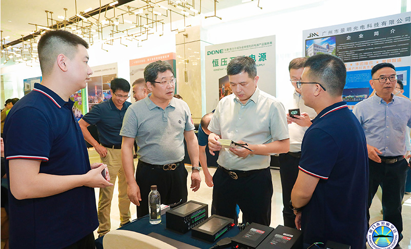 学会领导参观佰马科技展位.jpg