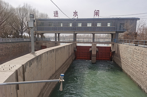 极端天气常态化给水闸系统带来了结构安全、设备运行、信息监测及管理调度等多方面风险和难题。边缘计算网关以其数据实时处理、快速响应、智能维护和多系统协同的优势，成为提升水闸系统安全管理水平的关键技术支撑。