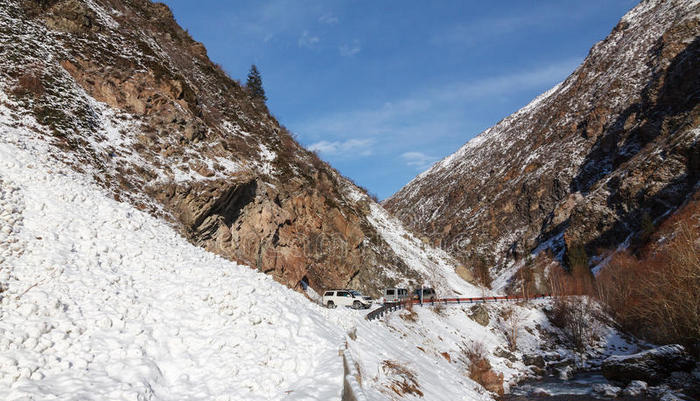 雪崩阻断道路.jpg