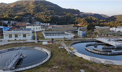 乡村老旧污水处理设施存在设备陈旧、信息孤岛、效率低下和安全隐患等问题，亟需通过现代信息技术实现改造升级。利用佰马工业智能网关搭建污水处理厂信息化监测及智能控制体系，能够实现对污水处理全过程的实时监测、智能分析与自动控制，有效提升污水处理效率和质量，保障环境安全。