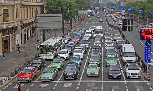 交通路口的通行效率直接影响城市交通的畅通与安全。通过部署边缘计算网关，交通路口能够实现实时数据处理、动态信号控制、智能化设备管理以及区域协同调度，有效解决车流疏导中的难点和痛点。