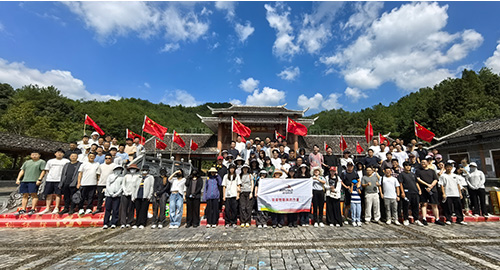 盛夏未尽，初秋登场，佰马科技全体同事共赴一场与自然山水拥抱交融的团建之约。