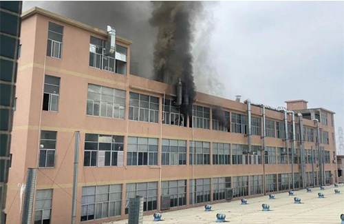 随着现代工业的高速发展，工厂的消防安全隐患也日益突出。针对这一现状，依托工业边缘网关搭建的明火、烟雾视频监控识别及预警系统，是现代工厂提升消防安全管理水平的有效途径。