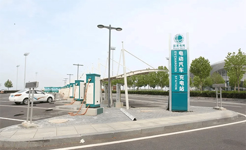 传统的户外充电场站监控系统在实际运营中面临诸多管理和控制上的难点与痛点，4G路由器具备无线网络接入、数据传输、备份冗余、便捷管理等多重用途，为构建智能、高效、安全的充电场站监控体系提供了有力保障。