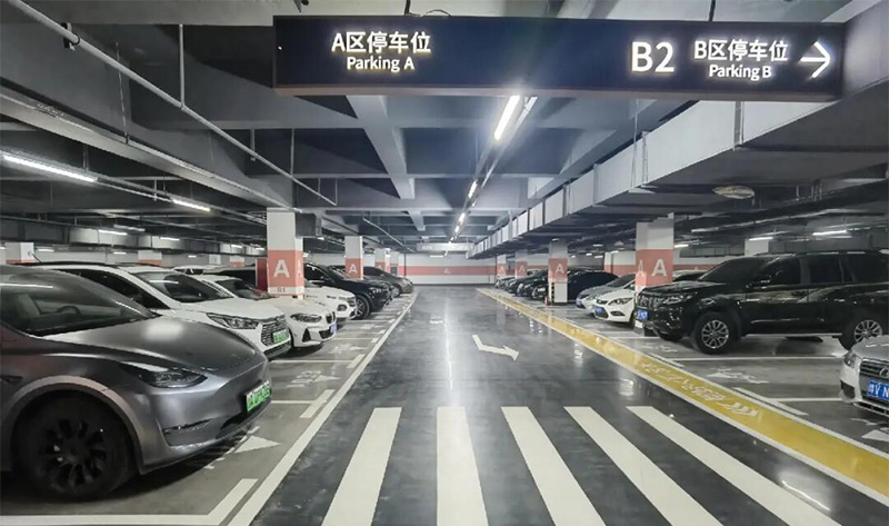 购物中心停车场.jpg 购物中心停车场.jpg