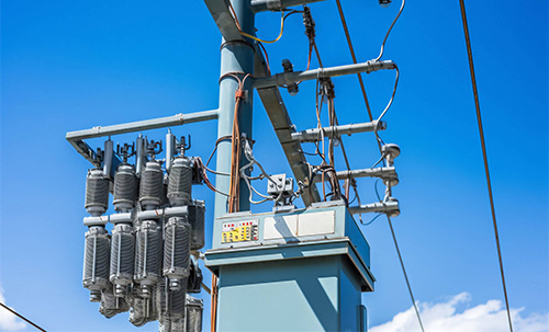 利用电力智能网关搭建智能化负荷监测与管理系统，不仅实现了多设备、多协议的高效数据采集与处理，还通过智能分析与调控促进了能源优化利用。电力智能网关凭借其多协议兼容、实时性强、可靠性高和易于集成等优势，成为工业电力负荷管理智能化转型的关键设备。