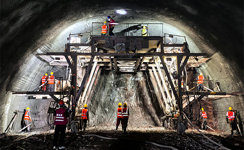 隧道环境空间封闭狭窄、地质条件复杂多变、通风照明条件差，存在诸多安全隐患。佰马提供基于区域控制器的智能监测管理方案，可提供实时、智能、全面的环境监测、智能预警、边缘策略、联动控制等应用。