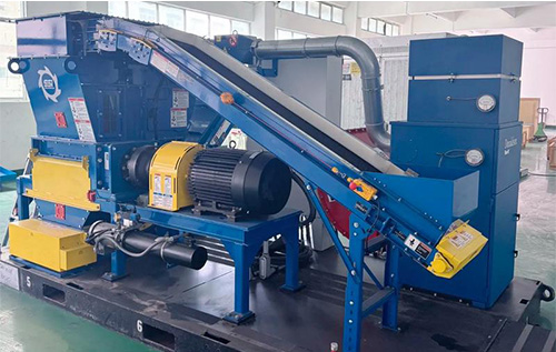 工业粉碎机在运行过程中存在多种异常状况和故障隐患，传统的人工巡检方式难以及时准确地掌握设备健康状态，影响生产稳定性。采用佰马工业数采网关进行数字化监测和管控，能够实现多参数实时采集、边缘智能分析、远程监控及自动报警，极大提升设备的管理效率和维护水平。