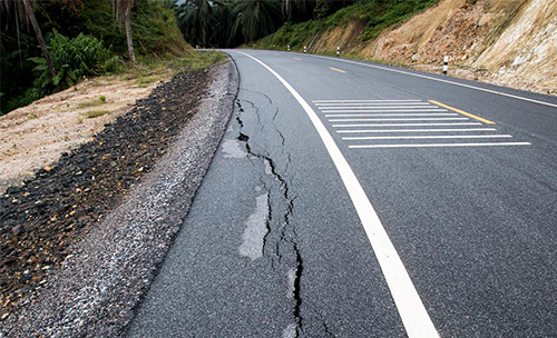 高速公路路基变形隐患是影响交通生命线安全的关键因素之一，通过佰马工业数据采集RTU构建智能化道路安全监测应用，可实现对路基状态的多参数、全方位、实时监控，保障高速公路可持续安全运营。