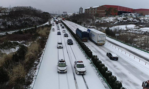 高速公路作为城市交通的生命线，冬季积雪结冰问题不容忽视。借助边缘计算网关的实时处理能力和传感器的精准数据采集，构建高效的路面积雪监测及预警应用，提升道路安全和通行效率。