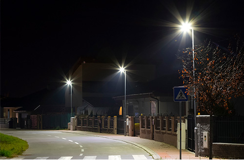 村镇路灯巡检养护工作存在点多面广、巡检困难、故障响应慢和能耗管理不足等多重难点。通过佰马智能集中控制器改造传统路灯配电柜，能够实现远程监测、自动故障诊断和智能控制等过年，助力村镇路灯管理将迈入智能化、信息化新时代。