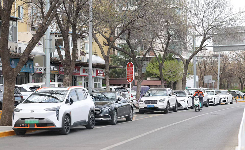 城市路侧停车.jpg 城市路侧停车.jpg