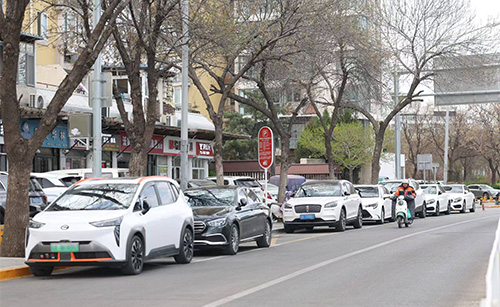 借助工业无线路由器，凭借部署快捷、工作稳定、适应复杂环境的特点，打造基于路侧停车高位视频监控杆的智能化停车监控管理系统，提升路侧停车资源的管理和利用效率。