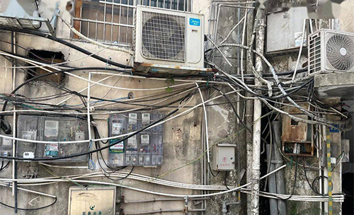 老旧小区在电力和消防方面存在诸多安全隐患，亟需通过弱电系统改造来提升安全管理水平和居民生活质量。工业智能网关作为老旧小区智能化改造的核心设备，通过整合多种设备和数据，实现智能监控与自动化预警及管理，促进城市安全管理的智能化和现代化发展。