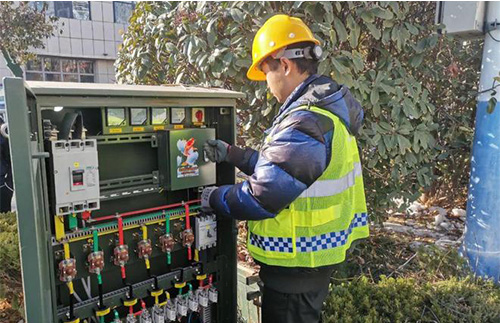 集中控制器是配电柜智能化改造的核心，解决了传统设备“信息孤岛”、运维低效与能耗高的难题。集中控制器通过集成感知、通信与控制功能，实现了降本增效，是优化照明能耗管理的必由之路。