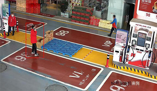 加油站属于高危作业场所，传统人工监控效率低、隐患发现滞后。佰马AI网关可接入多路高清摄像头，完成加油站全域周界监控全覆盖。依托AI视频算法，精准识别站内抽烟、手机打电话等危险违规行为，实时触发声光预警并上传告警画面，助力智慧加油站安全化、智能化升级。