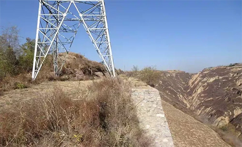 输电杆塔广泛分布于山地、丘陵等复杂地形，易出现地基沉降、塔身倾斜等安全隐患。传统人工巡检效率低、时效差，佰马GNSS高精度定位终端专用于设施定位监测，具有高定位精度、高集成度、高稳定性等优势，为输电杆塔地基、边坡监测及预警提供了高效、精准的解决方案。