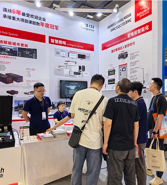 佰马展位观众3.jpg 佰马展位观众3.jpg