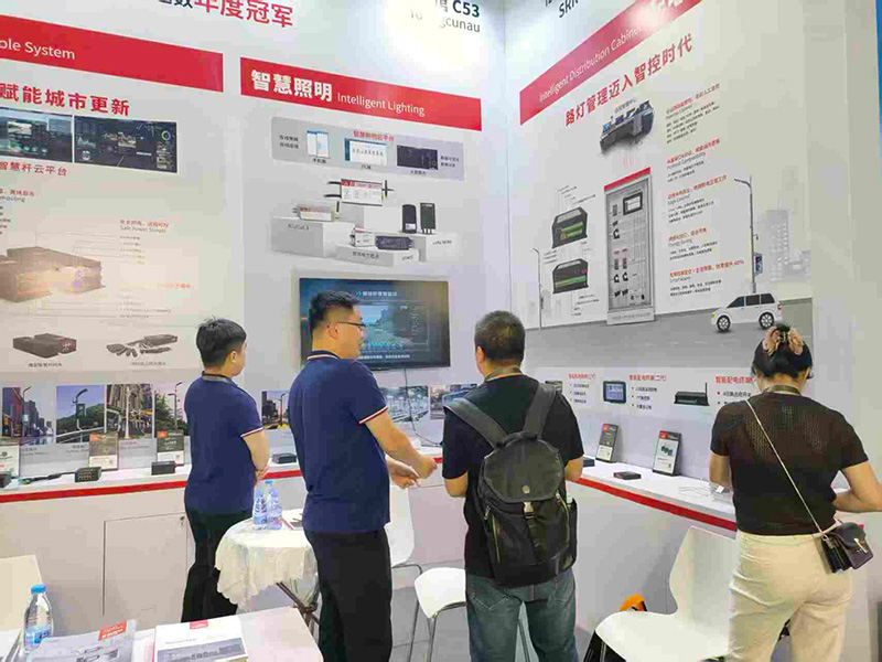 佰马展位观众4.jpg 佰马展位观众4.jpg