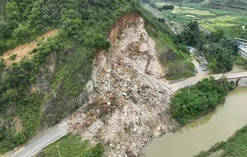 面对滑坡灾害，人工巡查手段存在盲区，已难以满足现代城市生命线工程“从被动应对向主动预警转变”的安全需求。在此背景下，佰马GNSS高精度定位终端凭借其卓越的定位感知、智能预警能力，成为守护城市交通生命线安全的技术保障。
