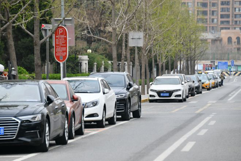 城市路侧停车位.jpg 城市路侧停车位.jpg