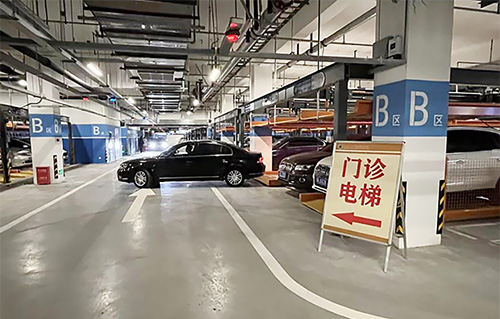医院停车场具有极强的潮汐性、紧迫性和复杂性。一旦车辆在院内停车场滞留、绕行找位，不仅加剧院区拥堵，更可能延误患者就诊，甚至影响急救通道的畅通。通过部署佰马4G工业路由器打造停车智能引导系统，打通车位检测、车牌识别、室内外导航、余位显示屏等设备，不仅为患者争取宝贵的就诊时间，也显著提高医院运转经营效率。