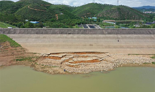 水库库区公路是库区运维、物资运输、应急抢险的核心通道，而库区特殊的水文与地质环境，让沿线边坡长期处于高风险状态，滑坡、坍塌、滑移等地质灾害频发。佰马GNSS定位终端凭借高精度、全天候、自动化的技术优势，为库区边坡安全管控提供数字化、智能化支撑。