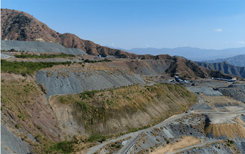 矿区排土场主要由渣土、碎石、剥离岩层堆积而成，边坡松散、结构稳定性差，极易发生滑坡、坍塌、泥石流等地质灾害。佰马GNSS终端凭借高精度、全天候、自动化的监测能力，有效防范排土场地质灾害风险，保障矿山人员、设备及生产安全。